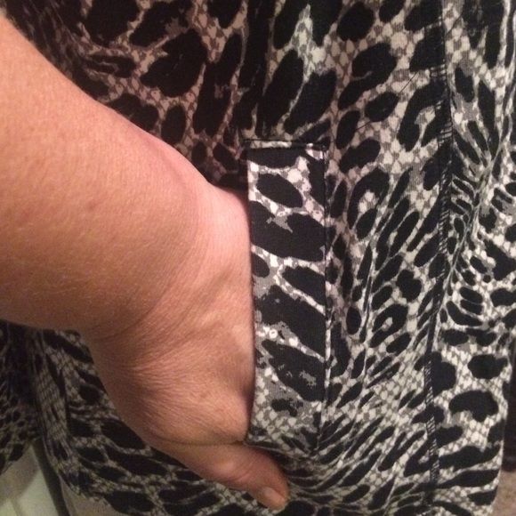 🌹Animal print White & Black Blazer Zip Front EUC - Picture 3 of 8